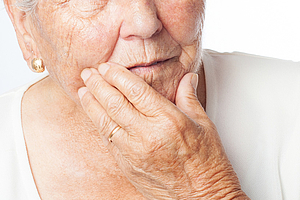 Wie Senioren auch mit Zahnersatz kraftvoll zubeißen können 