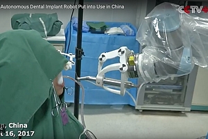 Roboter führt Zahn-OP ohne menschliche Hilfe durch