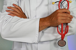 Versichertenbefragung: Vertrauen in Ärzte hoch, „Ressource“ Arzt wird knapper