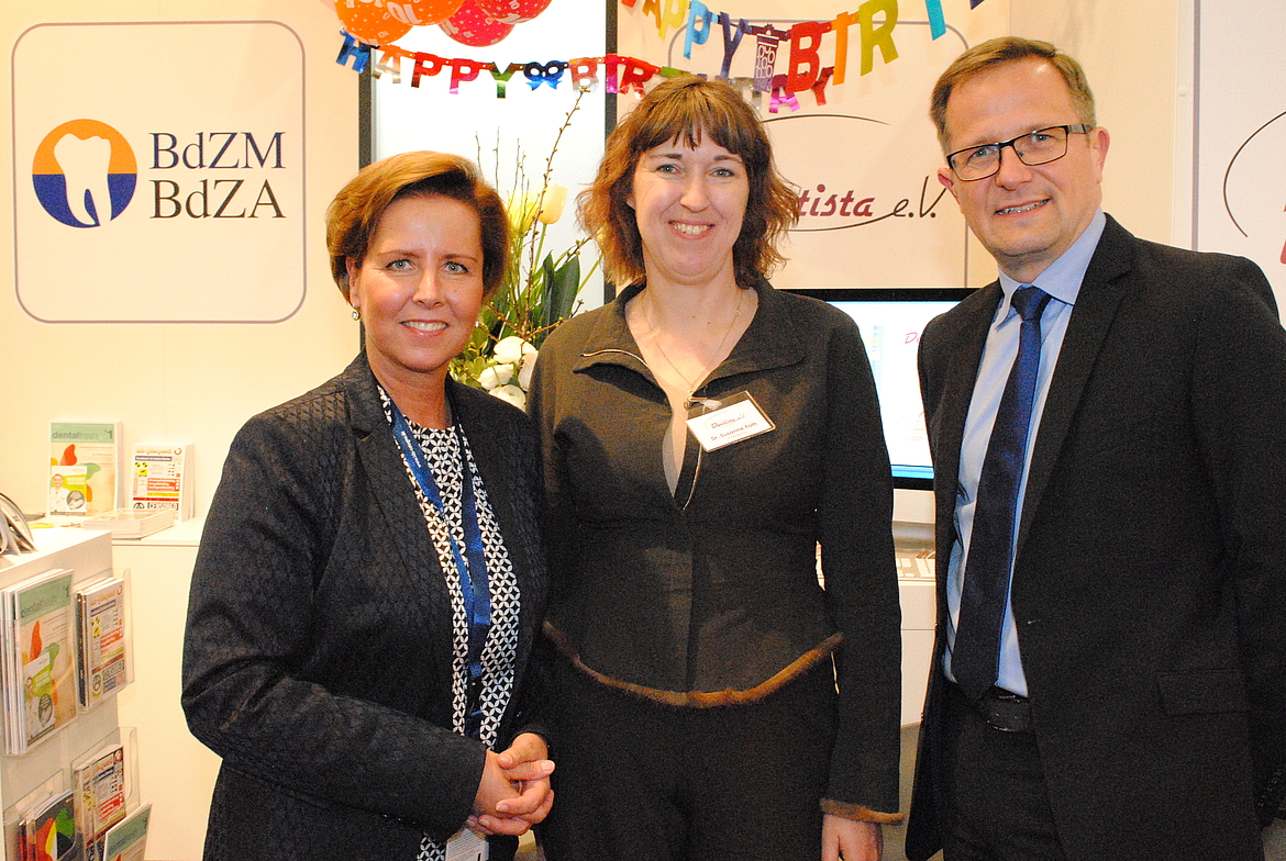 von links: Dr. Maryla Bremer,ZÄK Hamburg, Dr. Suanne Fath und RA Carsten Wiedey, Hamburg, BdZA und Dentista (Bildquelle: Dentista e.V.)