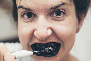 Zahnpasta mit Aktivkohle: Forscher warnen vor möglichen Risiken