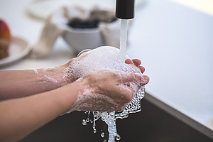 Händewaschen schützt vor Atemwegsinfektionen – auch mit Corona-Viren