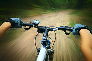 Mundschutz für die Mountainbike-Tour