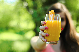 Saft zwischen den Mahlzeiten schadet: Tipps zur Prävention von Dentalerosionen