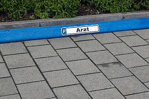 Zahnarzt versus Anwohner: Ist ein "Arztparkplatz" zulässig?