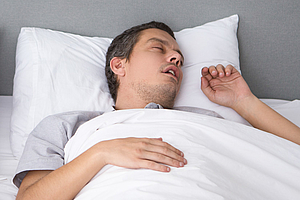 Schlafapnoe: Zungenschrittmacher bessert Blutzucker und Essverhalten