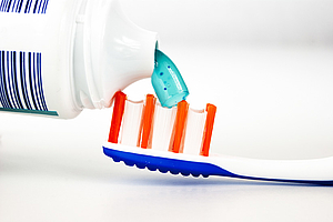 Zahnpasta: Cellulose erfolgreicher Ersatz für Mikroplastik