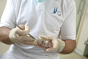 Patienteninfo: Zahnlücke schließen - Brücke oder Implantat?