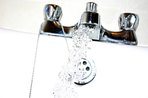 Schützt mit Fluorid versetztes Leitungswasser vor Karies?