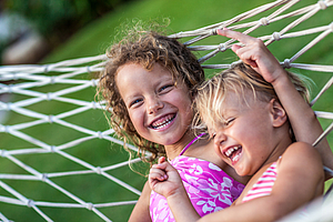 Patienteninfo: Gesunde Kinderzähne im Urlaub