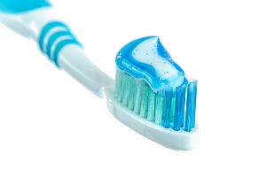 Risiko Zahnpasta: Triclosan kann sich in Zahnbürsten ablagern