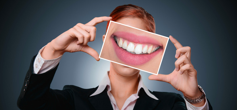 Frauen zeigen Zähne – Die Zahnmedizin der Zukunft