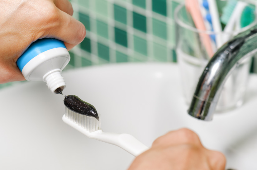 Wie wirksam sind Holzkohle-Zahnpasten?