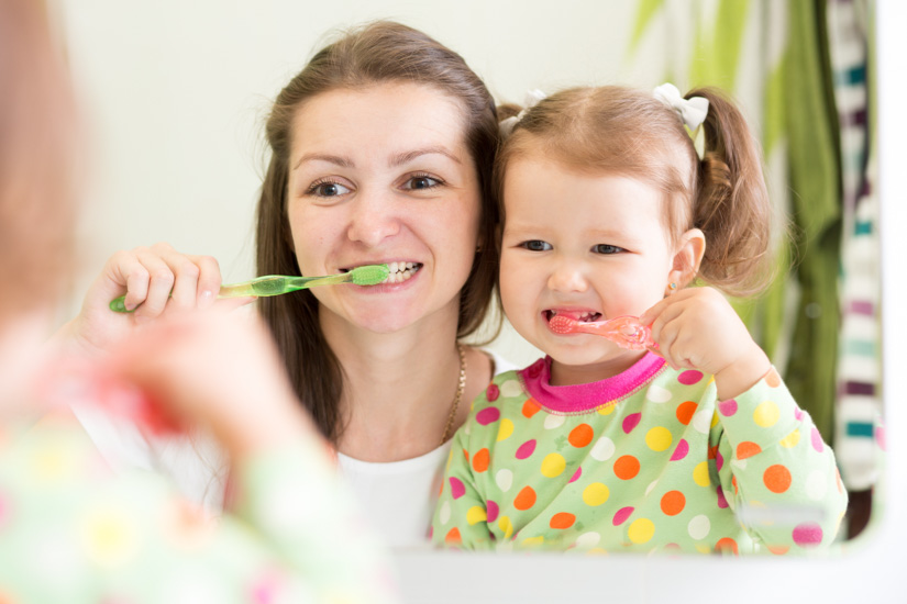 Vorbild bei der Mundhygiene: Wie die Mutter, so die Kinder?